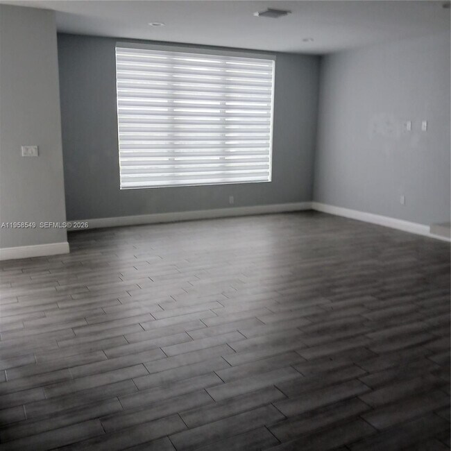 Building Photo - 492 40th Ct