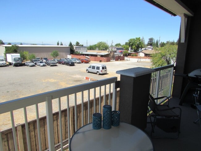 Building Photo - Gorgeous 4 Bed, 2.5 Bath Townhome in Prime Location near Downtown Livermore