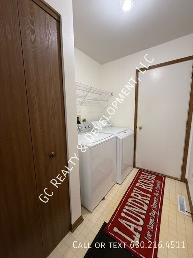 Building Photo - 735 Grandview Dr