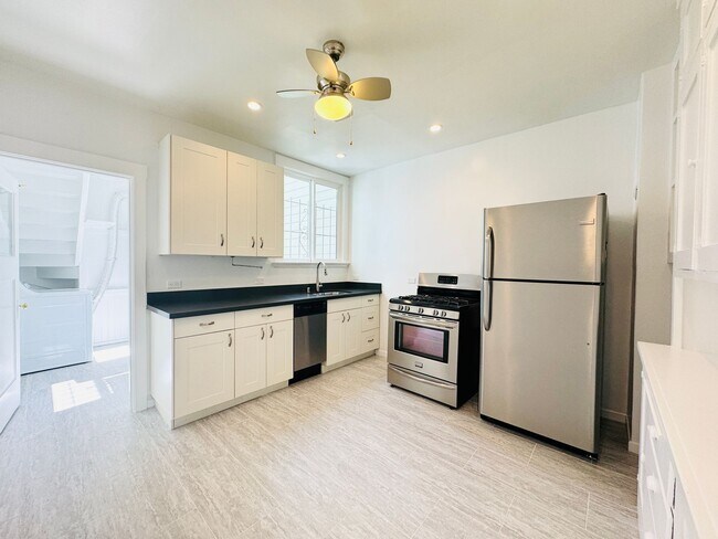 Building Photo - Bernal/Mission/Noe: Updated Flat w/ Shared...