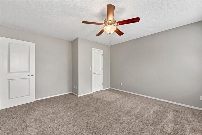 Building Photo - Updated 2 Bed 2 Bath Townhome located in East Fayetteville. Pool access included!