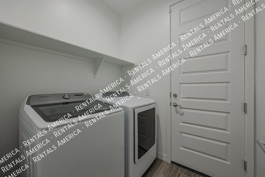 Building Photo - 5938 N 90th Dr