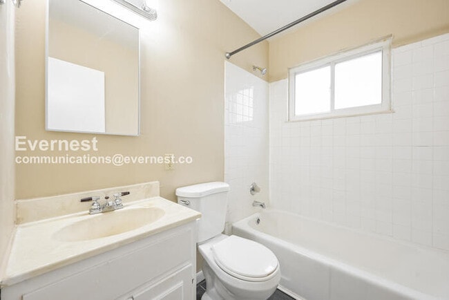 Building Photo - 706 Uvalda St