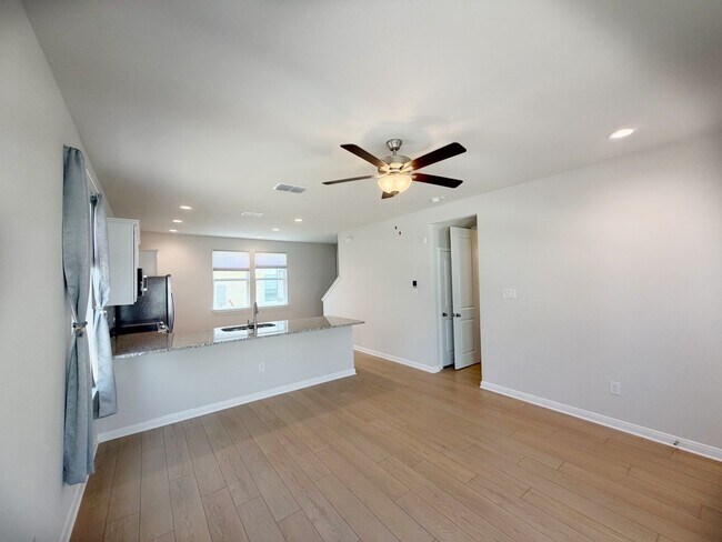 Building Photo - 2 Bed / 2.5 Bath Home Ready for Lease!
