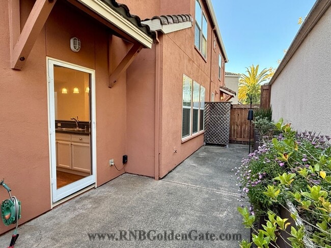 Building Photo - Gorgeous 3 bedroom, 2 and a half bathroom townhome in Hamilton Field for rent!