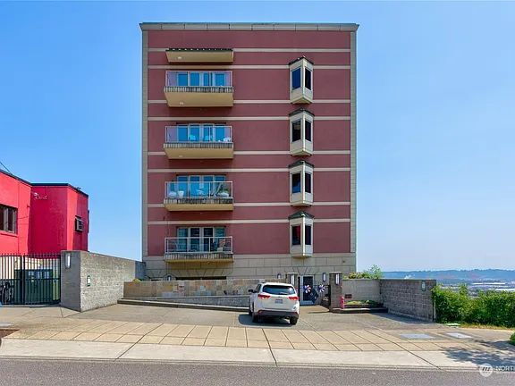 Building Photo - "Spacious 2-Bed, 3-Bath Sanctuary in Tacoma's Heart – 3,243 Sq Ft of Luxury Living!"