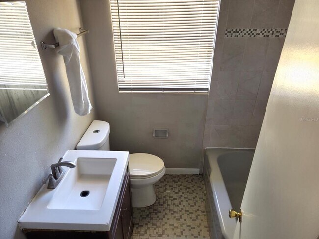 Building Photo - 720 Faber Dr