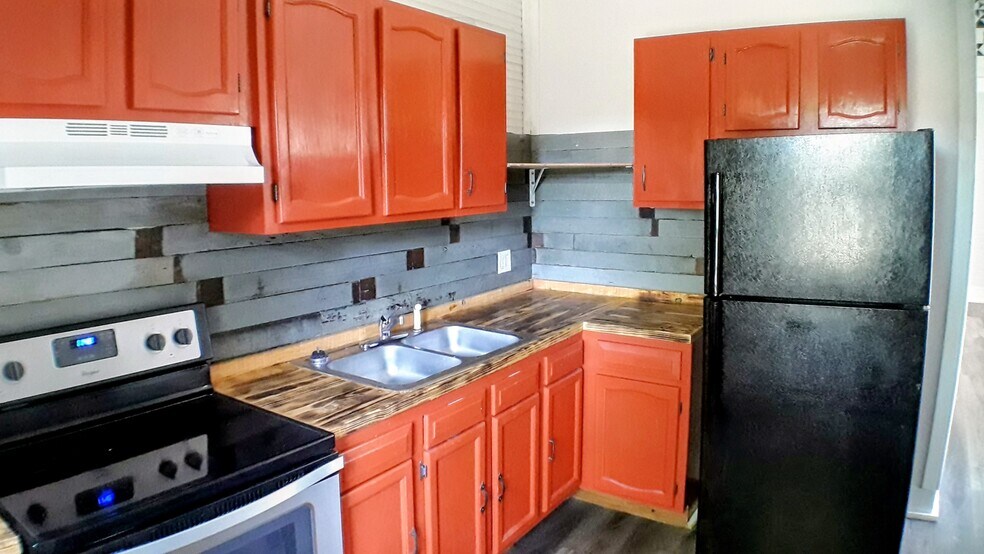 Kitchen2 - 147 Vine St