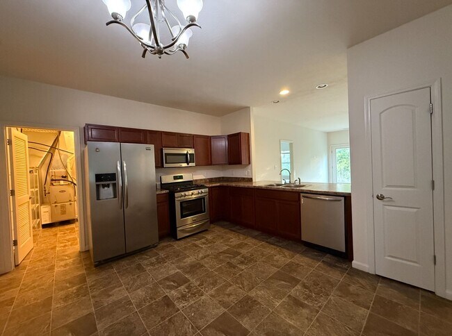 Building Photo - Blackthorne Community...3 Bedroom 2 Bath