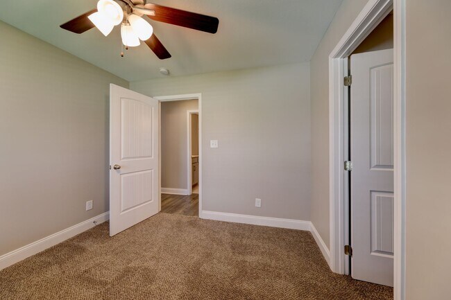 Building Photo - Sharp 3 bed 2 bath with Bonus room and nice fenced yard.
