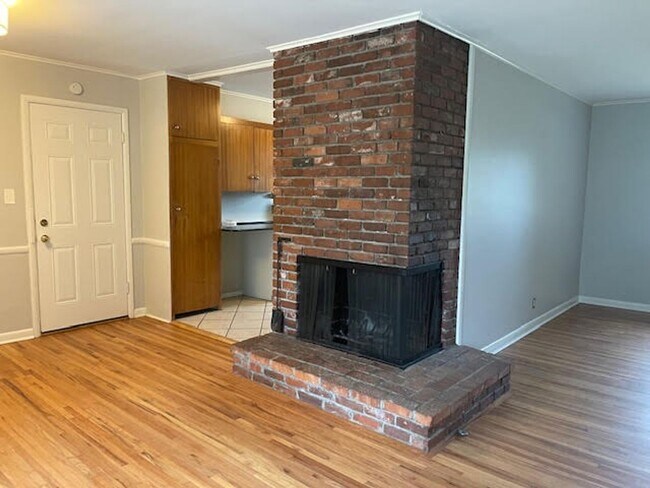 Building Photo - Well Maintained Mid Town Bungalow!