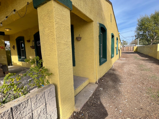 Building Photo - 1526 E McKinley St