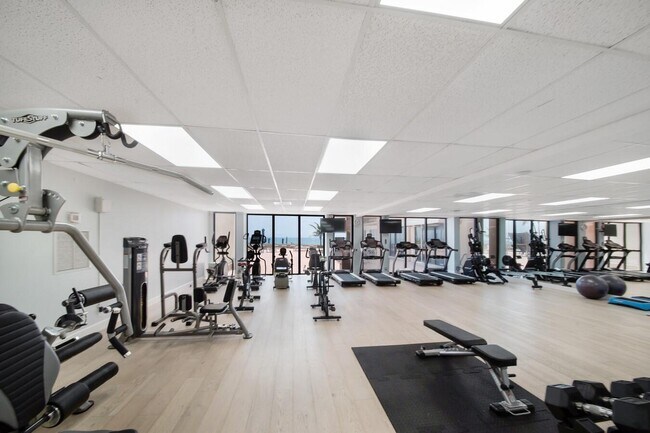 Building Photo - 1147 Hillsboro Mile