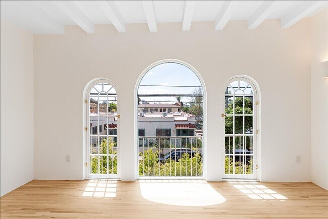 Primary Photo - 800.5 N Edinburgh Ave