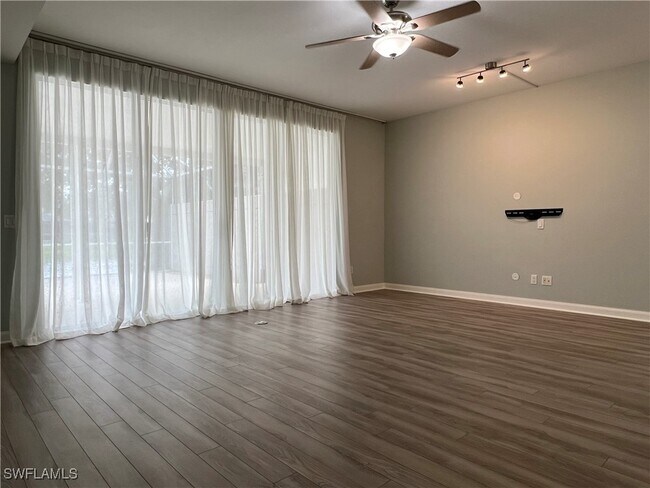 Building Photo - 5565 Cove Cir