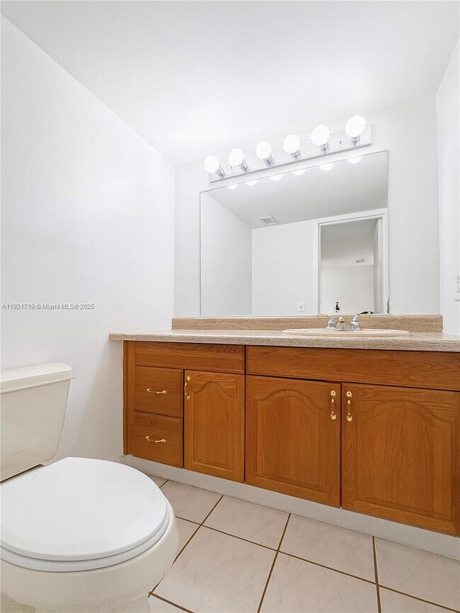 Building Photo - 2200 E Hallandale Beach Blvd