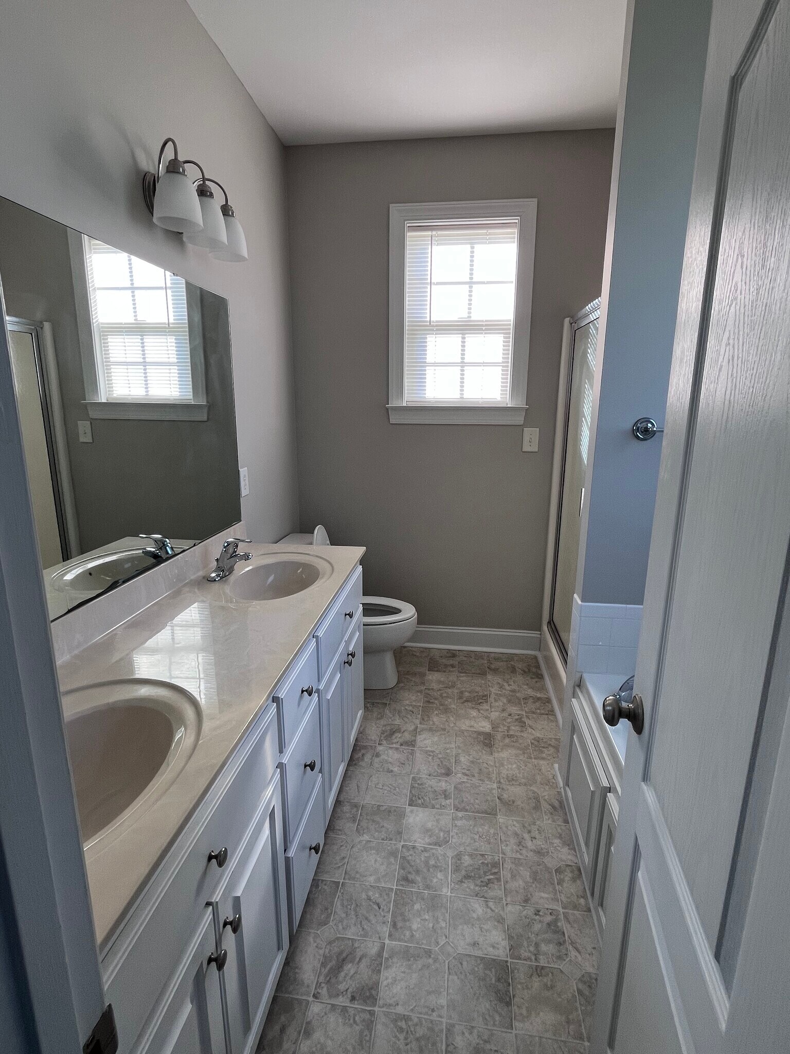 Building Photo - 204 Heron Dr