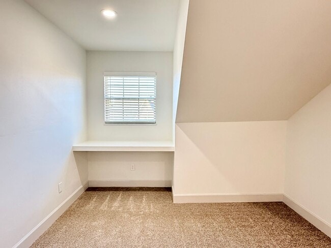 Building Photo - Quiet & Cute! Remodeled 1 Bed, 1 Bath Near...