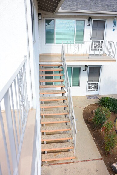 Building Photo - 4615 Lakeview Ave