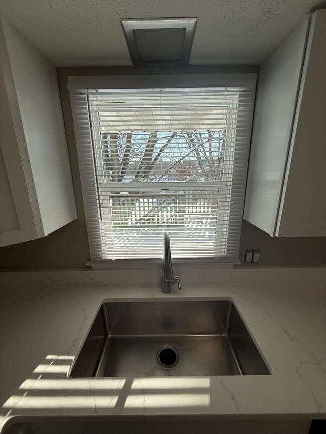 Building Photo - 1001 Caroline Terrace