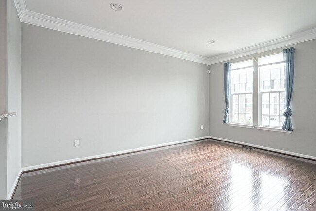 Building Photo - 1048 Regency Pl