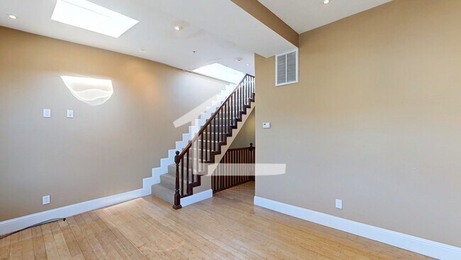 Building Photo - TOP FLOOR 2 BED 2 FLOORS + Private Rooftop Deck!!! Available 9/1/26