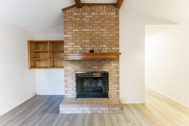 Building Photo - 5809 Emory St