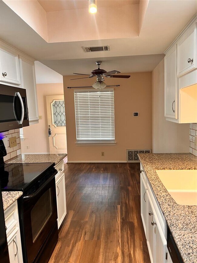 Building Photo - 201 E Noton St