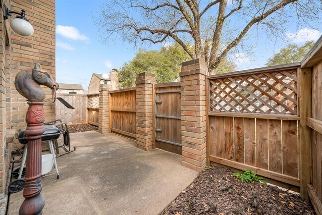 Building Photo - 9850 Pagewood Ln