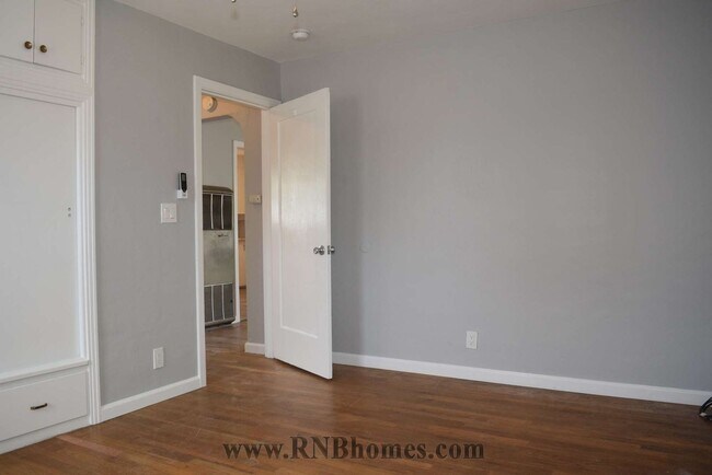 Building Photo - 440 Lampasas Ave