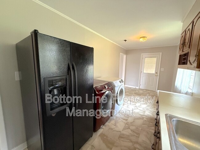 Building Photo - 5530 Radford Ave