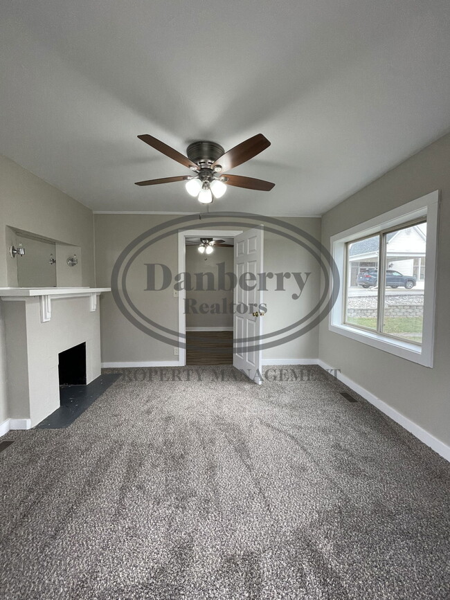 Building Photo - 220 N Main St