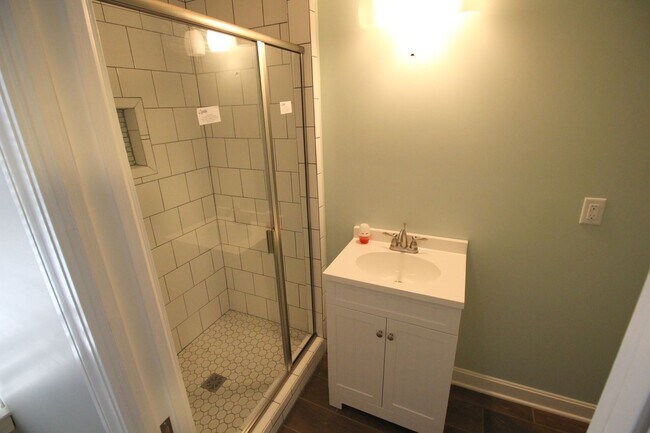 Building Photo - 3 bed 2 bath Campus Rental