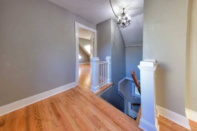 Building Photo - This classic 3 bedroom 2 bath Webster home features a front porch, large deck off the kitchen for...