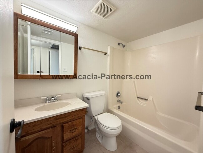 Building Photo - Three Bedroom Multi Level Home