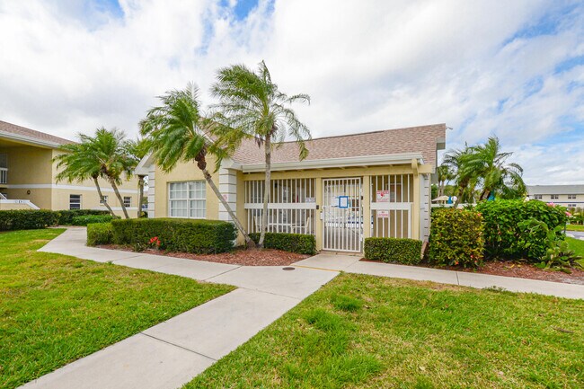 Building Photo - 1540 SE Royal Green Cir