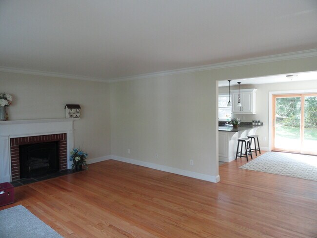 Building Photo - 9 Briarwood Dr