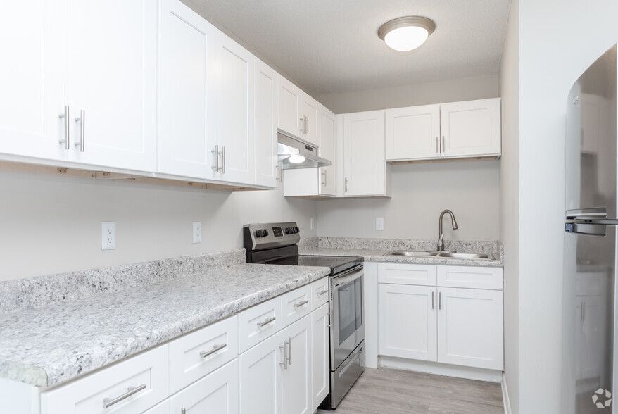 1BR, 1BA - 815SF- Kitchen - Forest Pointe