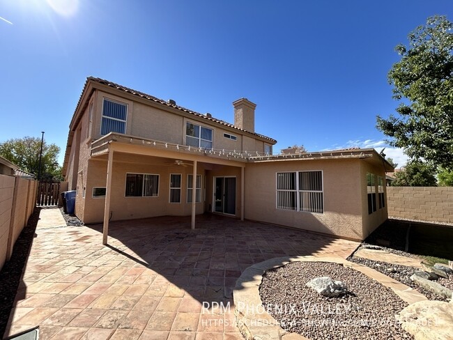 Building Photo - Large 4/ 2.5 Home Warm &  Welcoming & Larg...