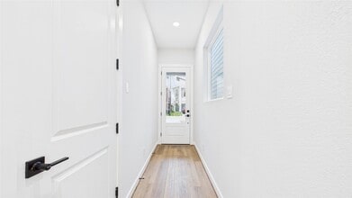 Building Photo - 5028 Creekmont Dr