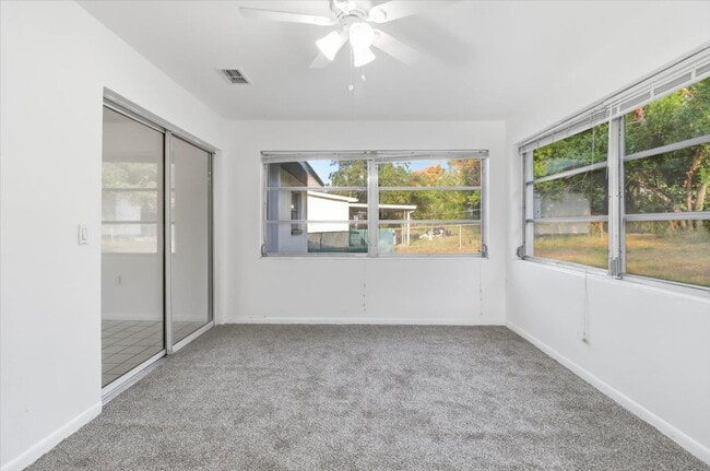 Building Photo - Charming  Florida 2 Bedroom Bungalow with an Additional Bonus/Sunroom, Covered Parking & Patio