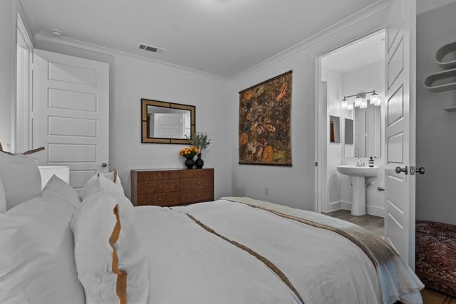 Building Photo - 1664 Hillside Terrace