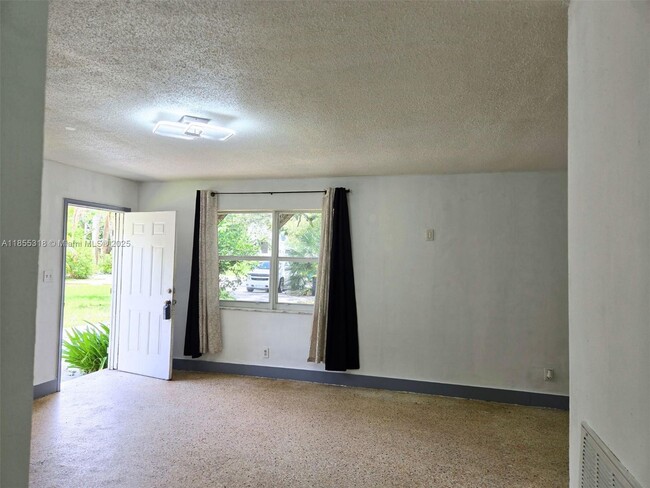 Building Photo - 4101 SW 54th Ct