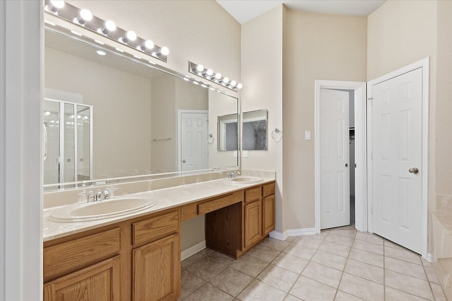 Building Photo - 1725 Brookview Dr