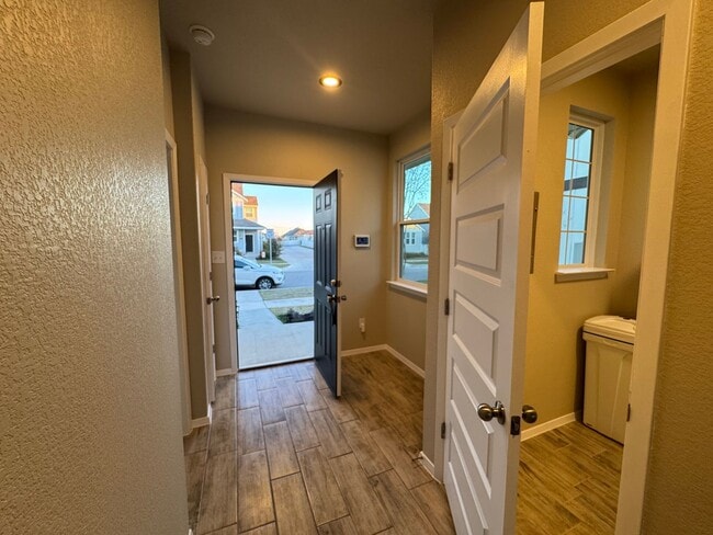 Building Photo - Bright & Spacious 3 Bedroom Home with Garage in Kyle