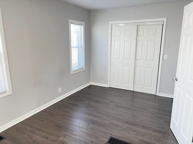 front bedroom - 1438 E Donald St