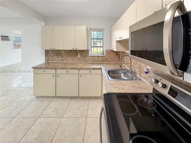 Building Photo - 111 SW 67th Ct