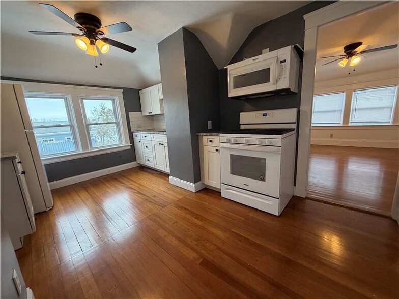 Building Photo - 87 Bentley St