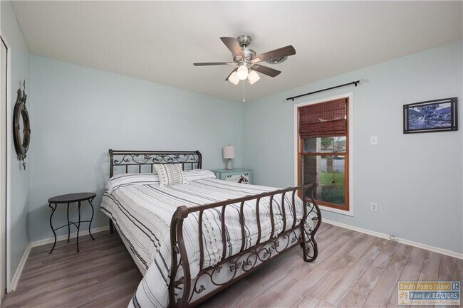 Building Photo - 505 W Esperanza Ave