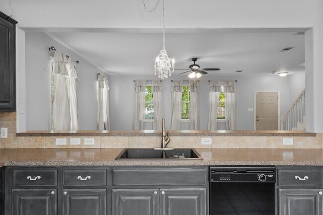 Building Photo - 2131 Kemah Village Dr